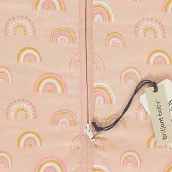 Een mooie en makkelijke slaapzak zonder mouw van Briljant Baby in het design Rainbow Pink. Deze slaapzak heeft een leuke print van regenboogjes in de kleuren roze, wit & okergeel.