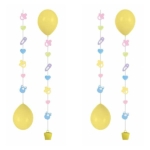 Wil jij het feestje van jouw kleintje opvrolijken? Deze leuke versiering met baby items is op te hangen onder een helium ballon.