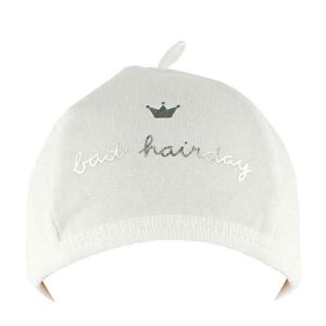 Een leuk wit mutsje voor een pasgeboren baby met in het zilver de test 'Bad hair day'. Dit mutsje komt uit de collectie van BamBam.