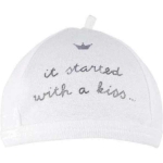 Een leuk wit mutsje van met de tekst 'It started with a kiss' in het zilver. De tekst is samen met een kroontje op het mutsje gedrukt. Gemaakt van zacht katoen. 