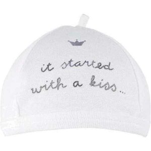 Een leuk wit mutsje van met de tekst 'It started with a kiss' in het zilver. De tekst is samen met een kroontje op het mutsje gedrukt. Gemaakt van zacht katoen. 