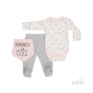 Een schattig 3-delig pakje voor het allerliefste meisje. Het setje bestaat uit een ecru rompertje met lange mouw & print, een grijs broekje met voetjes en een roze bandana met de tekst 'Kindness is Cool'.