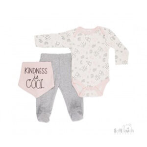 Een schattig 3-delig pakje voor het allerliefste meisje. Het setje bestaat uit een ecru rompertje met lange mouw & print, een grijs broekje met voetjes en een roze bandana met de tekst 'Kindness is Cool'. 