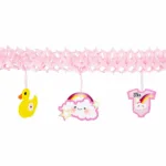 Een leuke slinger voor een babyshower of als aankondiging dat je kleintje is geboren. De slinger is roze van kleur en heeft verschillende figuurtjes onder de slinger hangen