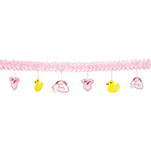 Een leuke slinger voor een babyshower of als aankondiging dat je kleintje is geboren. De slinger is roze van kleur en heeft verschillende figuurtjes onder de slinger hangen