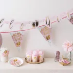 Deze leuke kartonnen letterslinger Hello Girl kun je natuurlijk gebruiken bij de geboorte van je dochter maar is bijvoorbeeld ook erg leuk bij je kraamfeest of babyshower.