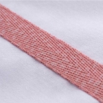 Dit geweldig mooie laken Minimal Pink van het kwaliteitsmerk Briljant Baby is gemaakt van hoge kwaliteit katoen en is voorzien van leuke bies in de kleur roze.