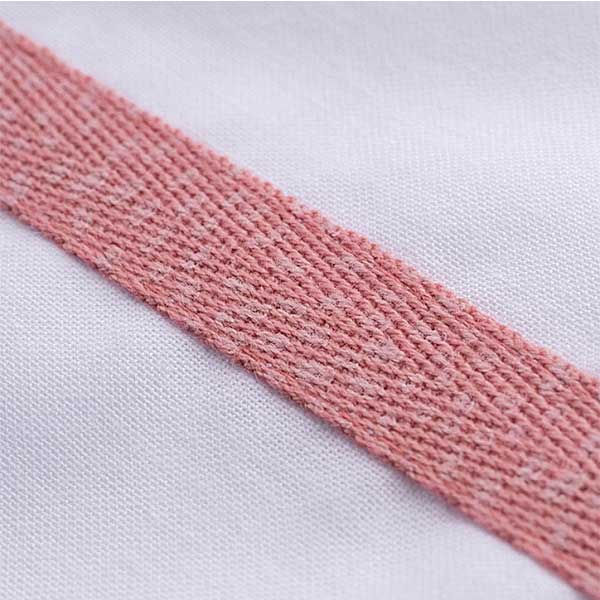 Dit geweldig mooie laken Minimal Pink van het kwaliteitsmerk Briljant Baby is gemaakt van hoge kwaliteit katoen en is voorzien van leuke bies in de kleur roze.