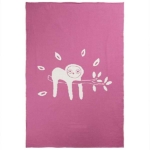 Een heerlijke deken voor in het wiegje. Dit dekentje is roze van kleur met de afbeelding van een luiaard. De luiaard is er in geweven in de kleur wit.