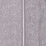 Een mooie en makkelijke slaapzak van Briljant Baby in het design Minimal Grey. Een grijze slaapzak met witte stippen en grijze biezen.