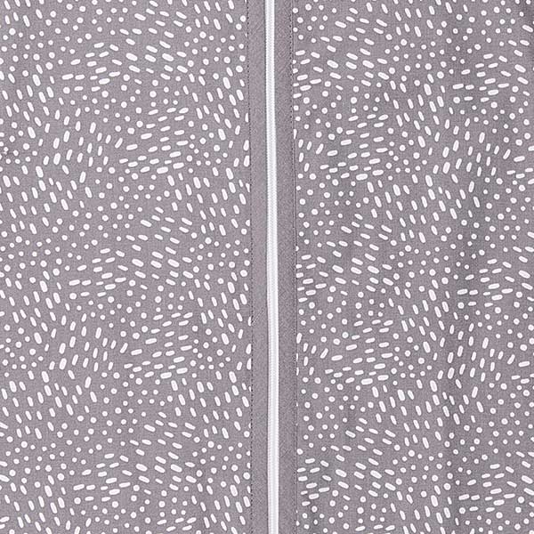 Een mooie en makkelijke slaapzak van Briljant Baby in het design Minimal Grey. Een grijze slaapzak met witte stippen en grijze biezen.