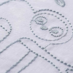 Dit geweldig mooie laken van het kwaliteitsmerk Briljant Baby is gemaakt van hoge kwaliteit katoen en is voorzien van leuke details. De luiaardjes zijn op het lakentje geborduurd.