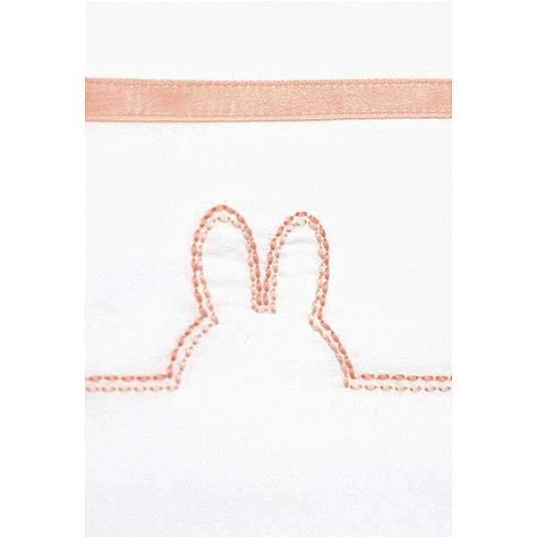 Dit geweldig mooie laken van het kwaliteitsmerk Briljant Baby is gemaakt van hoge kwaliteit katoen en is voorzien van leuke details. Het lakentje komt uit de collectie van Nijntje Smile Coral Pink.
