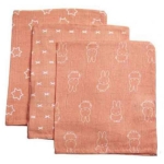 De hydrofiele washandjes Nijntje Smile Coral van het merk Briljant Baby en zijn erg zacht. De washandjes hebben allemaal een oranjeroze ondergrond maar een verschillende bedrukking in het wit. Namelijk 1x Nijntje, 1x kruizen & 1x sterren.