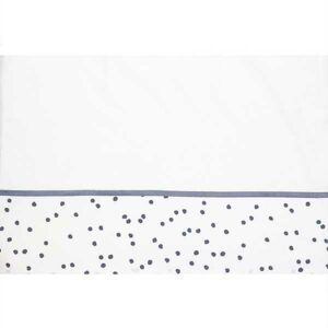 Deze mooie witte laken uit de collectie Spots Iron van het kwaliteitsmerk Briljant Baby is gemaakt van hoge kwaliteit katoen en is voorzien van een leuke stippenprint.
