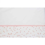 Deze mooie witte laken uit de collectie Spots Pink Grey van het kwaliteitsmerk Briljant Baby is gemaakt van hoge kwaliteit katoen en is voorzien van een leuke stippenprint.