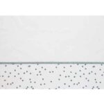 Deze mooie witte laken uit de collectie Spots Stonegreen van het kwaliteitsmerk Briljant Baby is gemaakt van hoge kwaliteit katoen en is voorzien van een leuke stippenprint.
