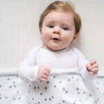 Deze mooie witte laken uit de collectie Spots Stonegreen van het kwaliteitsmerk Briljant Baby is gemaakt van hoge kwaliteit katoen en is voorzien van een leuke stippenprint.