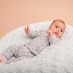 Een leuk grijs broekje met grijze & roze sterren uit de collectie Stars van Dirkje Babywear. Broeksband is elastisch en in dezelfde stof als het broekje met een roze koordje. Boorden pijpjes zijn roze. 