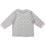 Een schattige grijs overslagshirtje van het merk Dirkje.  Het shirtje heeft roze biezen aan de mouwen, roze drukkers en stiksel. Bedrukt met roze & blauwe sterren. De overslag is afgezet met een rucherand. 