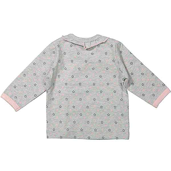 Een schattige grijs overslagshirtje van het merk Dirkje. Het shirtje heeft roze biezen aan de mouwen, roze drukkers en stiksel. Bedrukt met roze & blauwe sterren. De overslag is afgezet met een rucherand.