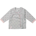Een schattige grijs overslagshirtje van het merk Dirkje. Het shirtje heeft roze biezen aan de mouwen, roze drukkers en stiksel. Bedrukt met roze & blauwe sterren. De overslag is afgezet met een rucherand.