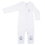 Een heerlijk zacht boxpakje in de kleur wit met subtiele grijze print uit de collectie Lucky van Frogs and Dogs. Boxpakje heeft geen voetjes.