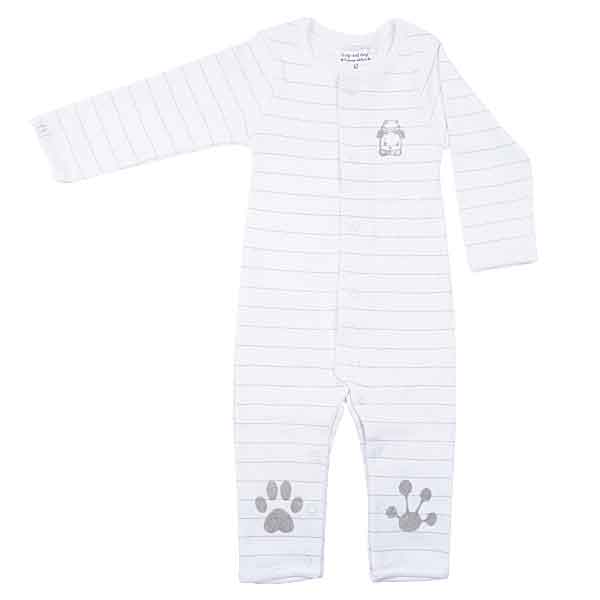 Een heerlijk zacht boxpakje in de kleur wit met subtiele grijze print uit de collectie Lucky van Frogs and Dogs. Boxpakje heeft geen voetjes.