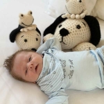 Een leuke bandana slab in een zachte blauwe tint uit de collectie Frogs & Dogs - Happy Dogs & Little Frogs.