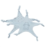 Een heerlijk zacht knoopknuffeldoekje in de kleur blauw uit de collectie Forever Friends van Frogs and Dogs. Het logo op de voorzijde is geborduurd en op de achterzijde is het geprint in een kleinere versie in de kleur grijs. 