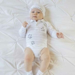 Een leuk wit rompertje met polokraagje. Het rompertjes heeft grijze strepen en grijze printjes van pootafdrukken van een hond en kikker. Komt uit de collectie Lucky van Frogs and Dogs