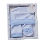 Een leuk wit setje met blauwe stipjes en blauwe boorden. Je kleine zal in de herfst & winter de kou moeten trotseren en daarom is het belangrijk om hem of haar goed warm aan te kleden.