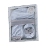 Een leuk wit setje met grijze stipjes en grijze boorden. Je kleine zal in de herfst & winter de kou moeten trotseren en daarom is het belangrijk om hem of haar goed warm aan te kleden.