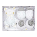 Een leuk setje met grijze stipjes en grijze boorden. Bij dit setje zit ook een leuk knuffeltje in dezelfde kleuren. Je kleine zal in de herfst & winter de kou moeten trotseren en daarom is het belangrijk om hem of haar goed warm aan te kleden.