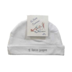 Een leuk wit mutsje van met de tekst 'I love papa' geborduurd in het zilver op de rand van het mutsje. Gemaakt van zacht katoen.