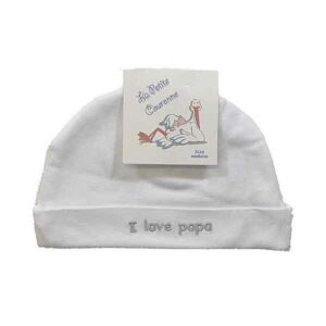 Een leuk wit mutsje van met de tekst 'I love papa' geborduurd in het zilver op de rand van het mutsje. Gemaakt van zacht katoen.