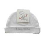 Een leuk wit mutsje van met de tekst 'I love mama' in zilverkleurig geborduurd op de rand van de omslag. Gemaakt van zacht katoen.
