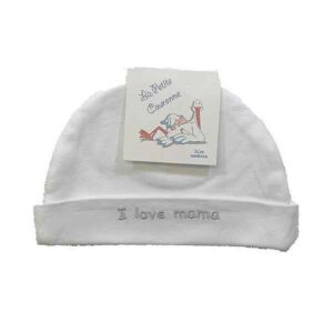 Een leuk wit mutsje van met de tekst 'I love mama' in zilverkleurig geborduurd op de rand van de omslag. Gemaakt van zacht katoen.