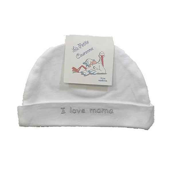 Een leuk wit mutsje van met de tekst 'I love mama' in zilverkleurig geborduurd op de rand van de omslag. Gemaakt van zacht katoen.