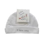 Een leuk wit mutsje van met de tekst 'I love oma' geborduurd in het zilver op de rand van het mutsje. Gemaakt van zacht katoen.
