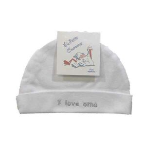 Een leuk wit mutsje van met de tekst 'I love oma' geborduurd in het zilver op de rand van het mutsje. Gemaakt van zacht katoen.