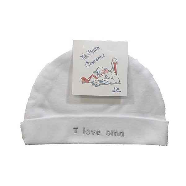 Een leuk wit mutsje van met de tekst 'I love oma' geborduurd in het zilver op de rand van het mutsje. Gemaakt van zacht katoen.