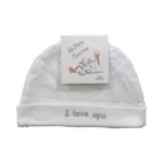 Een leuk wit mutsje van met de tekst 'I love opa' geborduurd in het zilver op de rand van het mutsje. Gemaakt van zacht katoen.