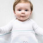 Een heerlijke deken in de kleur mint & wit voor in het ledikantje. Gemaakt van heerlijk zacht materiaal en komt uit de collectie van Nijntje Grass van Briljant Baby. Dekentje is 2-zijdig te gebruiken.