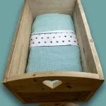 Een leuke wit wieg lakentje, afgezet met een satijnen bies en een rand met kruisjes in de kleuren zwart en jade uit de collectie Crizzz Crozzz van Briljant Baby.