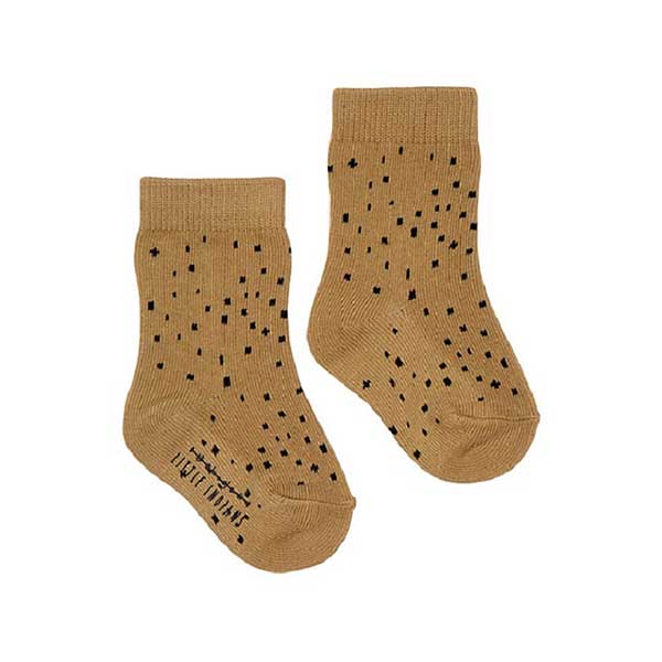Leuke babysokken komen uit de Dots Sponge collectie van Little Indians. De sokken worden gemaakt van biologisch katoen en hebben een mooie pasvorm.