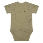 Deze mooie romper met korte mouw Sponge komt uit de collectie van Little Indians. Het rompertje heeft een overslag en drukkertjes tussen de beentjes.