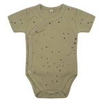 Deze mooie romper met korte mouw Sponge komt uit de collectie van Little Indians. Het rompertje heeft een overslag en drukkertjes tussen de beentjes.