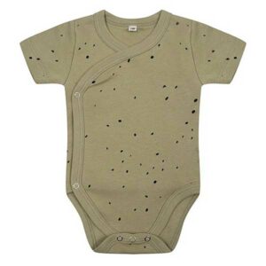 Deze mooie romper met korte mouw Sponge komt uit de collectie van Little Indians. Het rompertje heeft een overslag en drukkertjes tussen de beentjes.