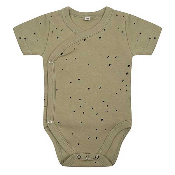 Deze mooie romper met korte mouw Sponge komt uit de collectie van Little Indians. Het rompertje heeft een overslag en drukkertjes tussen de beentjes.
